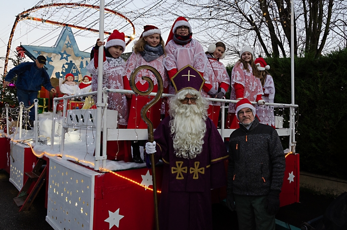 Préparation des chars sous la bienveillance de Saint-Nicolas